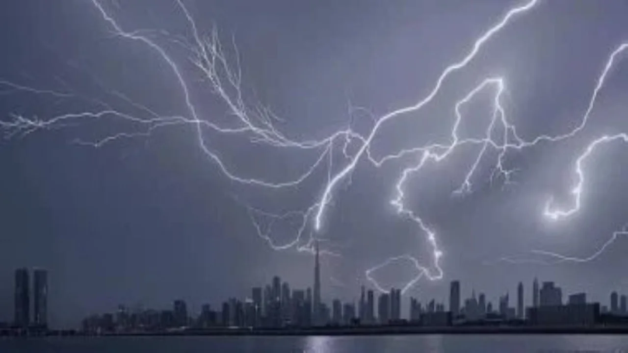 أمطار رعدية وأجواء غير مستقرة تسيطر على أغلب أنحاء البلاد اليوم الأربعاء